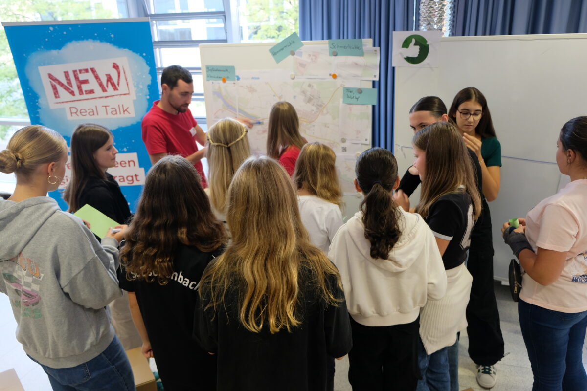 BU:
Beim Real Talk in der Aula der Volksschule waren die Themen-Stationen dicht umlagert. Foto: Robert Dotzauer
