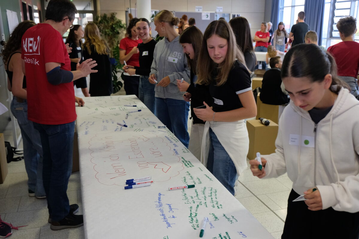 Mit vielen Ideen verewigten sich die Jugendlichen mit schwarzem Textmarker auf weißem Papier
zur Fragestellung: Wenn ich König von Eschenbach wäre. Foto: Robert Dotzauer