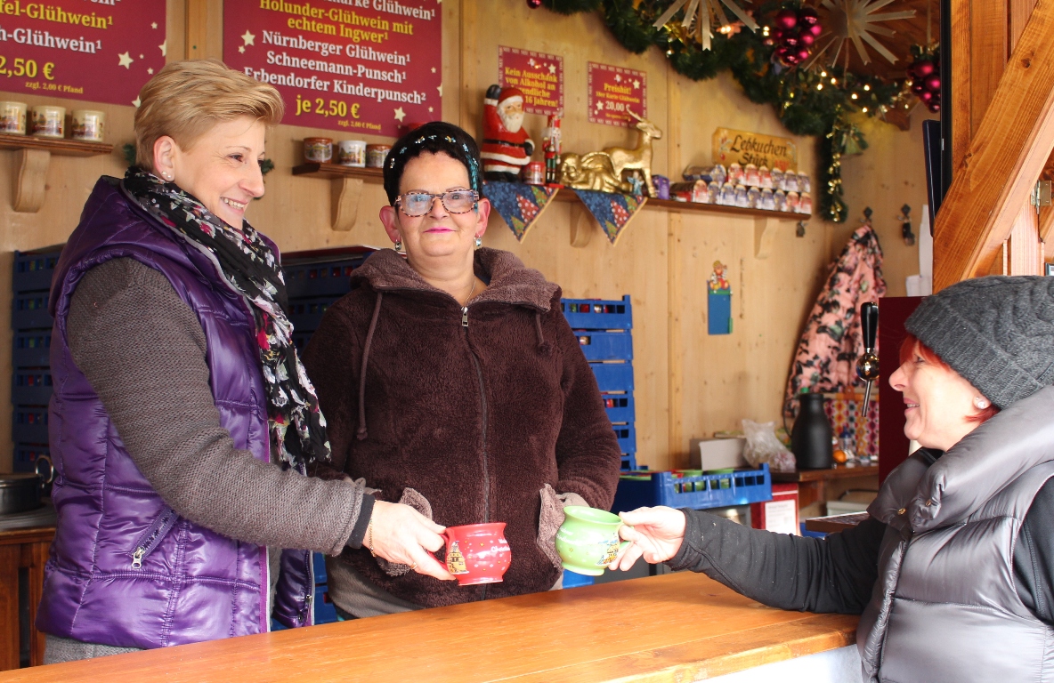 Claudia, Marion, Glühweinverkäuferinnen, Christkindlmarkt Weiden3