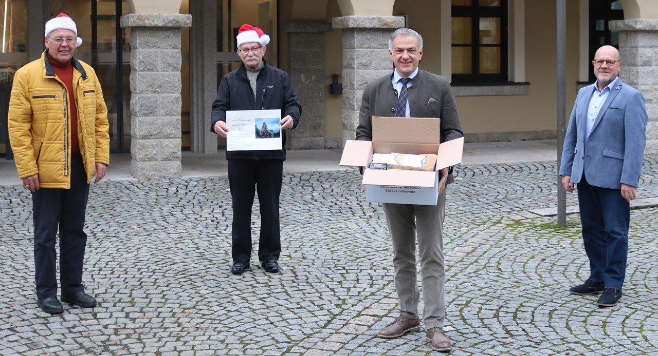 Auch Menschen im Landkreis Tirschenreuth werden mit Lebensmittel-Paketen bedacht. Von links: DAGA-Präsident Helmuth Wächter, sein amerikanischer Kollege James P. Federline, Landrat Roland Grillmeier und Sozialamtsleiter Wolfgang Jäger. Bild: Walter Brucker. 