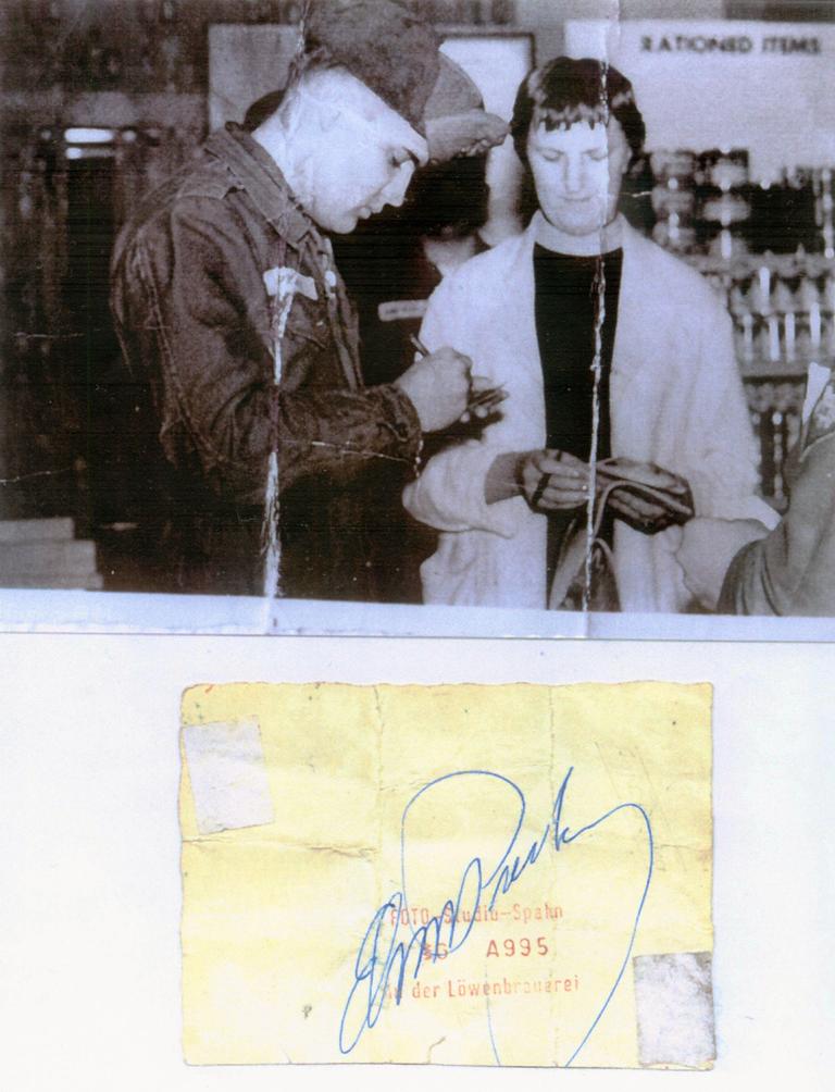 Elvis Presley in Grafenwöhr Autogrammjäger_in_Grafenwöhr Kultur- und Militärmuseum Grafenwöhr