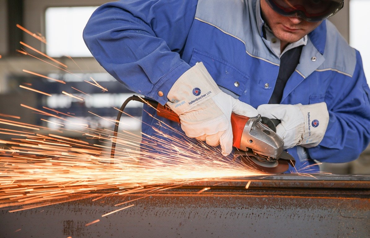 Moderner Arbeitsplatz, junge Kollegen - und doch sind offene Stellen bei der Faltenbacher Gmbh in Pirk unbesetzt. Ein Überblick, wer gesucht wird.