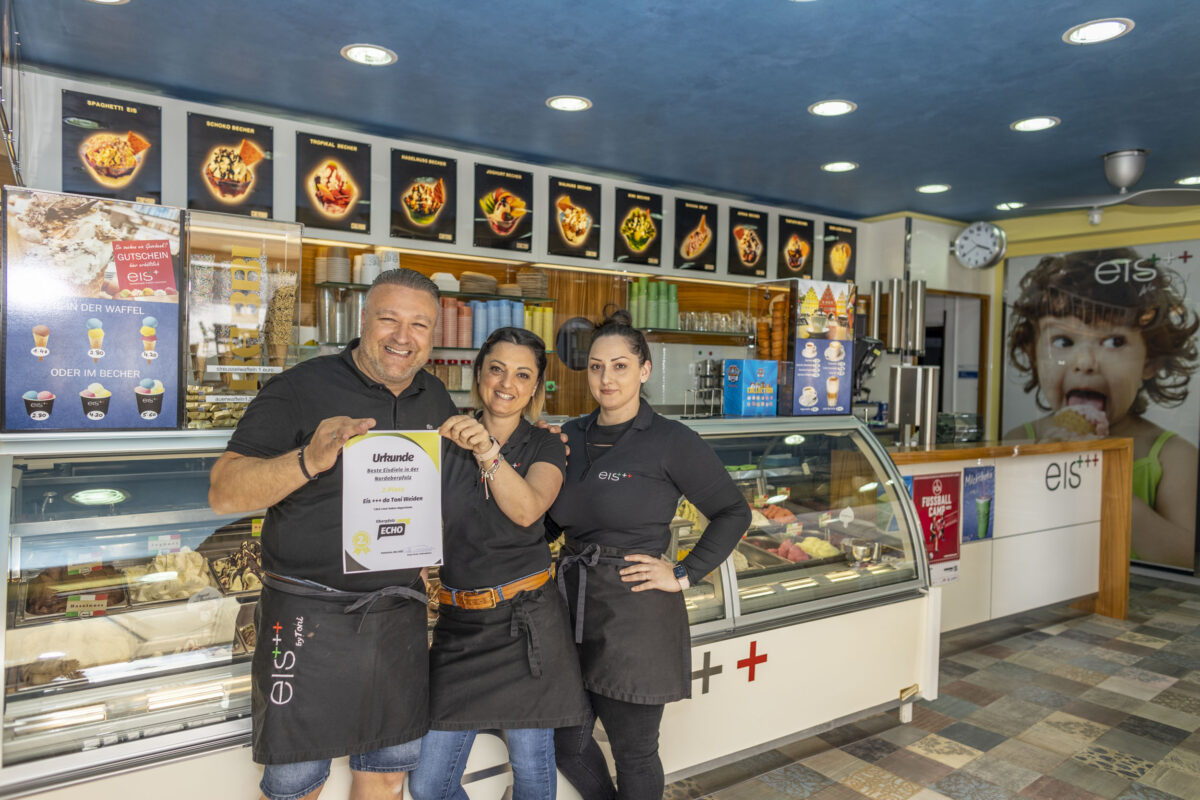 Antonio und Sonia Rizieri sowie ihre Angestellte Luiciana Rodrigues freuen sich über den zweiten Platz. Foto: OberpfalzECHO/David Trott