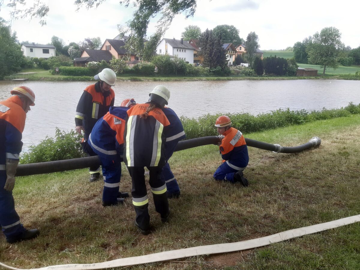 Theoretisch und praktisch lernten die Teilnehmenden das Wissen zum Umgang mit der Wasserversorgung. Bild: Jürgen Masching 