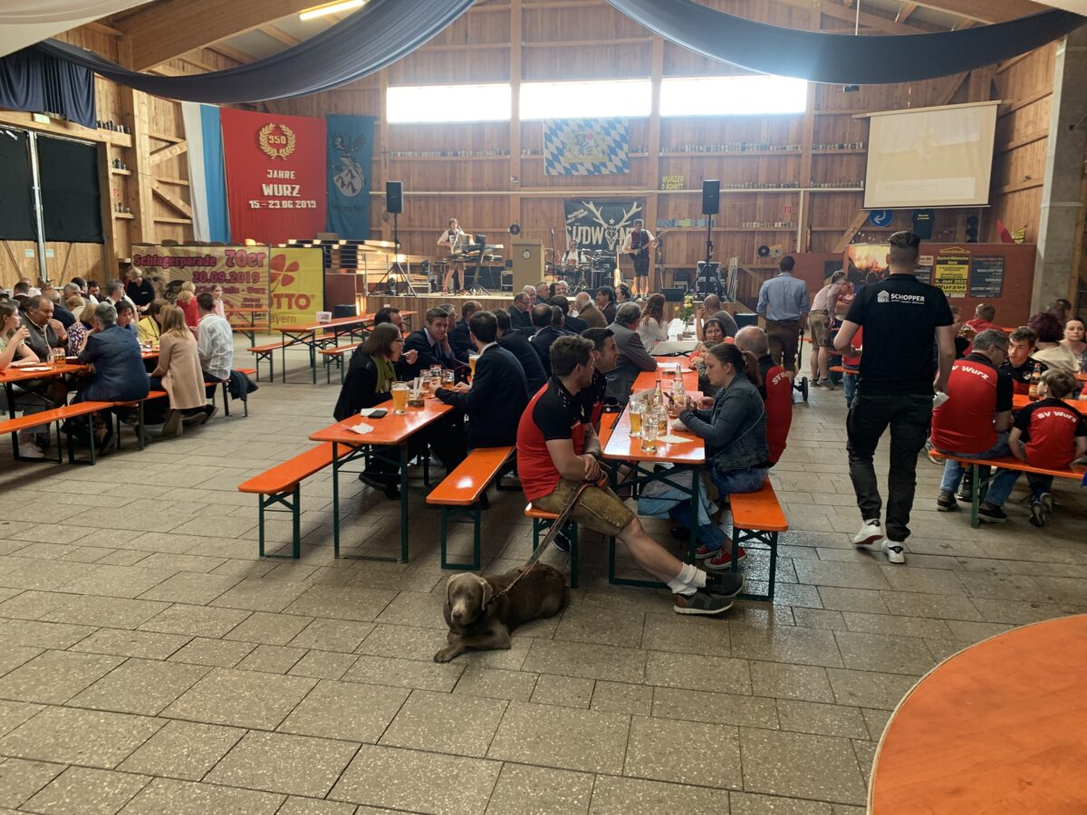 Groß war die Enttäuschung bei den Verantwortlichen, weil zum 10-jährigen Jubiläum der O'Schnitthalle von fast  30 geladenen Vereinen aus der Gemeinde Püchersreuth nur eine Handvoll gekommen war. Trotzdem ließ man sich beim Festzug und beim Frühschoppen die Laune nicht verderben. Fotos: Tom Kreuzer