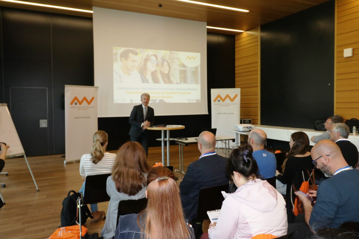 OTH-Präsident Prof. Clemens Bulitta begrüßt die internationale Gruppe. Bild: Beate Luber