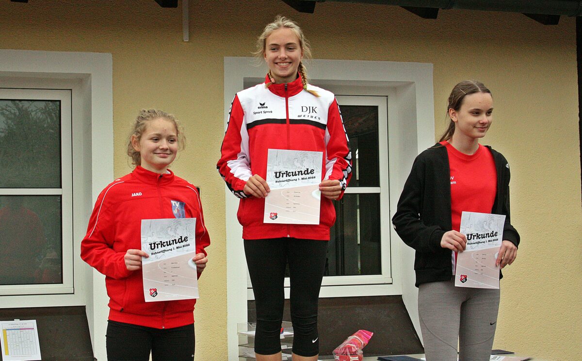 Lea Kreuzer von der DJK Weiden (Mitte) gewann die 100-Meter mit neuer persönlicher Bestzeit von 13,17 Sekunden vor Elana Albert vom TV Vohenstrauß (links) in 14,14 Sekunden und Lea Hurm vom ASV Cham in14,32 Sekunden. Foto: Reinhard Kreuzer