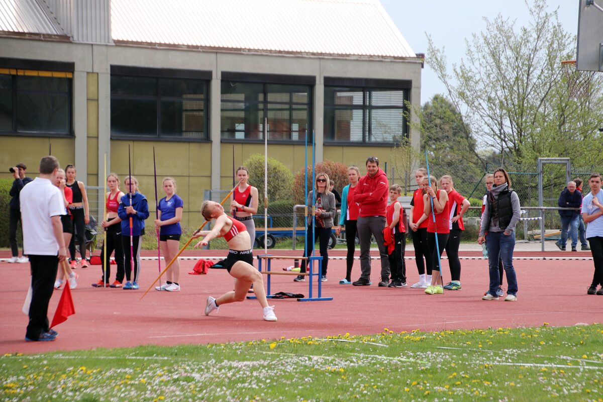 Ronja Melzner kam mit 41.94 Meter im Speerwurf der Jugend W 18 nicht an ihre Bestleistungen des
Vorjahres heran. Foto: Jürgen Masching 