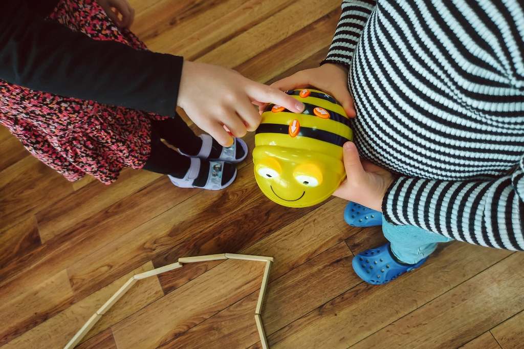 Die Kinder können mit Robotern spielen. Bild: Oberpfalzmarketing 