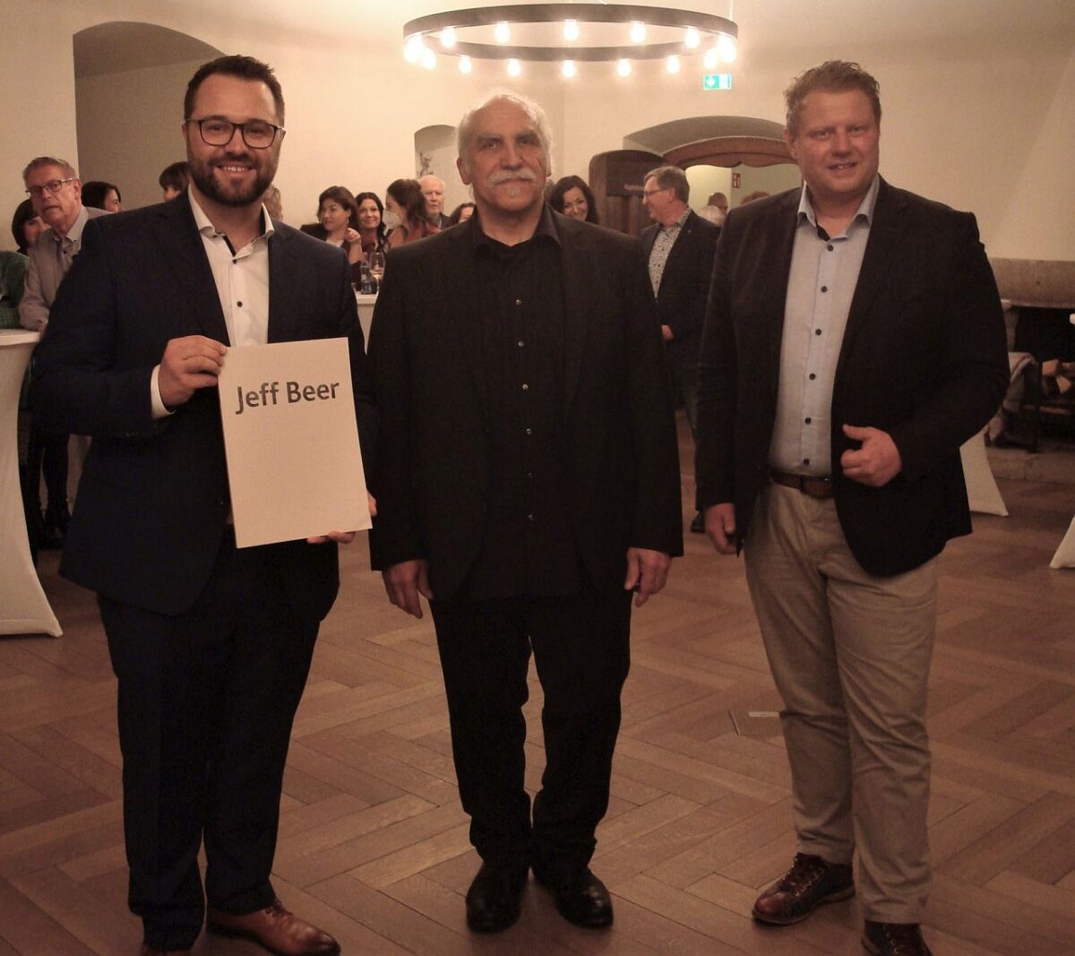 Die beiden Bürgermeister Matthias Grundler aus Falkenberg (links), und der Mitterteicher Bürgermeister Stefan Grillmeier (rechts), präsentieren stolz den gelungenen Katalog über das Schaffen des Künstlers Jeff Beer. Foto: Werner Männer