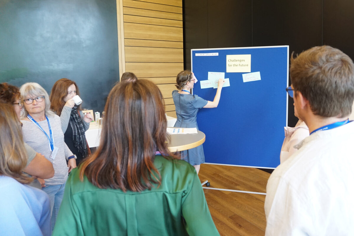 Beim World Café ging es um Herausforderungen, vor denen Hochschulen
angesichts der aktuellen Krisen stehen. Bild: Misch/OTH Amberg-Weiden