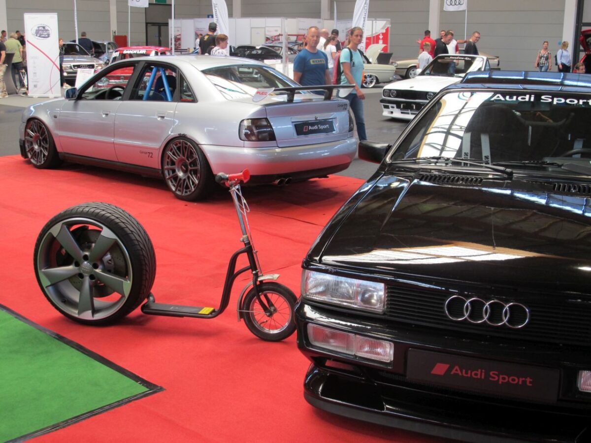 Zweitverwendung am Tretroller für ein (niederbayerisches) Audi-Reserverad. Foto: Karl Seiler