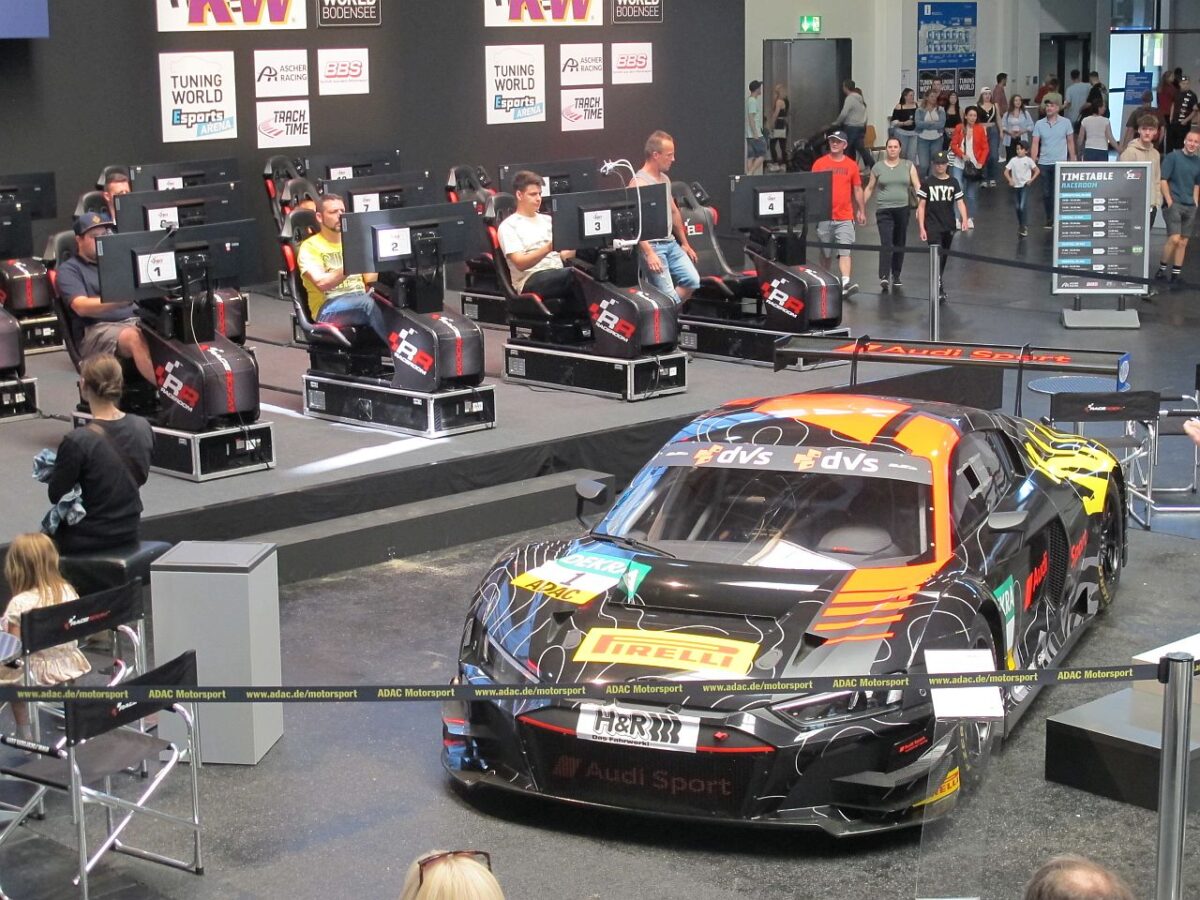 In der E-Sports-Arena kämpften Simracer an den Bildschirmen. Foto: Karl Seiler