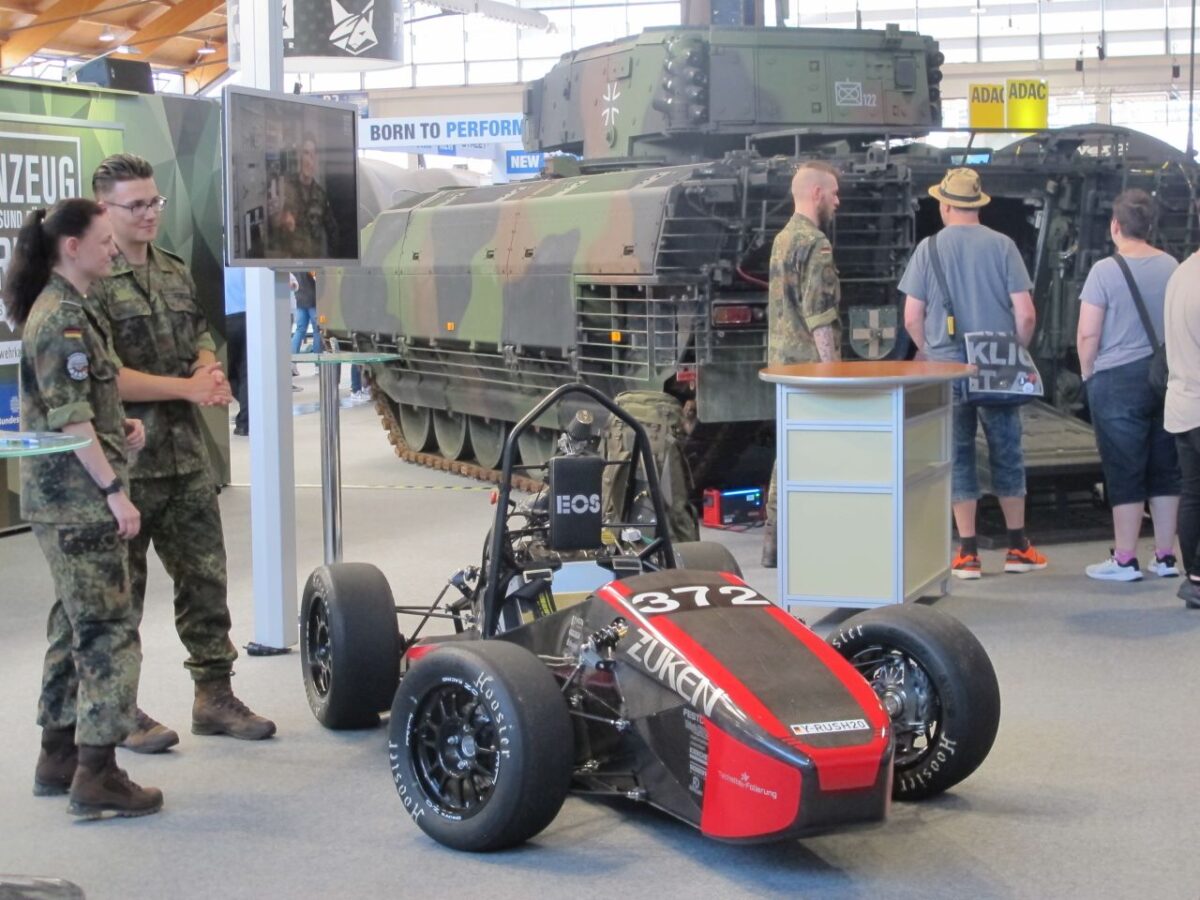 Renner der Bundeswehr-Universität Hamburg und Schützenpanzer Puma. Foto: Karl Seiler