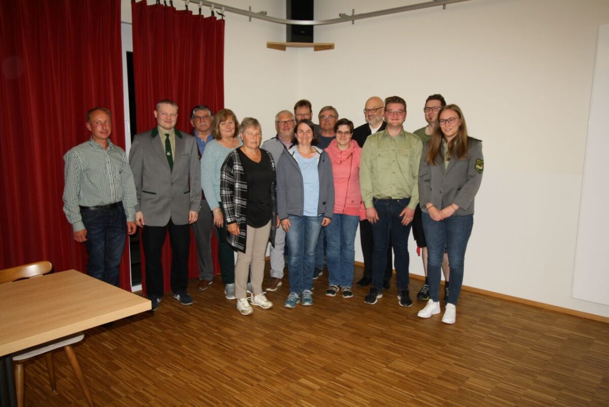 Schützenmeister Roland Hösl (Zweiter von links) führt für weitere zwei Jahre gemeinsam mit Fabian Bäumler (Dritter von rechts) die Zessau-Weihersberger Schützengesellschaft. Den Nachwuchs betreuen künftig die Schwestern Magdalena (nicht auf dem Bild) und Anna-Maria Wittmann (rechts). Für 50 Jahre Mitgliedschaft wurden Hermann Pinzer und Werner Reindl (Dritter von links und Sechster von rechts) geehrt.  Foto: Bernhard Piegsa