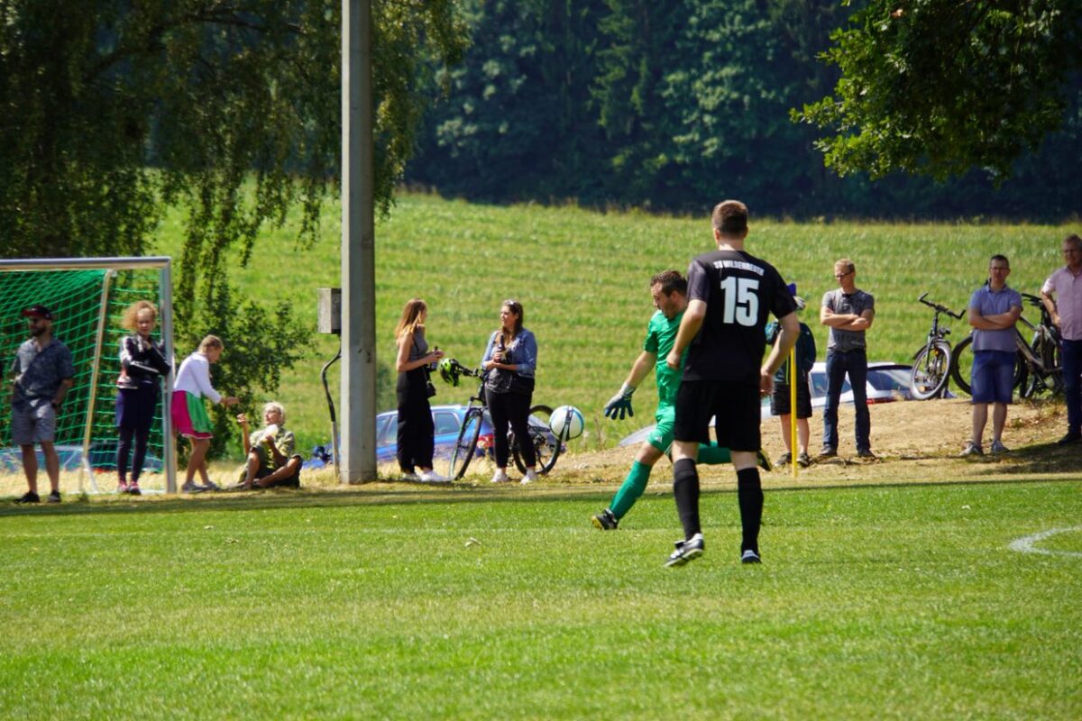 SV-Keeper Mario Forster beim Abschlag. Foto: Norbert Tannhäuser