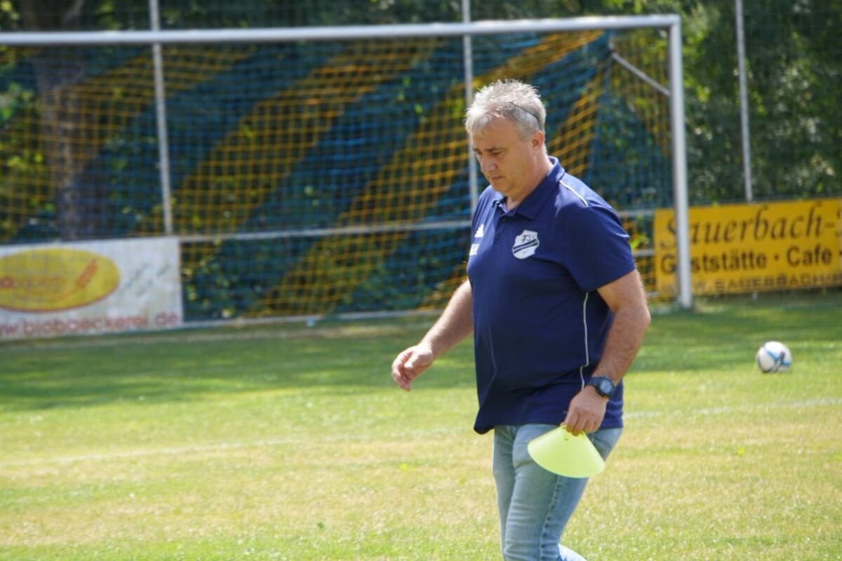Ein nachdenklicher Trainer vor dem Spiel: Karl Holub vom TSV Kirchdemenreuth. Foto: Norbert Tannhäuser