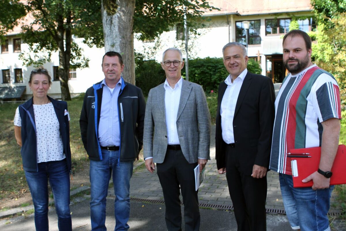 Herbergsleiterin Doris Fischer, Kreisbaumeister Klaus Weig, Winfried Nesensohn (geschäftsführender Vorstand im Landesverband Bayern des Deutschen Jugendherbergswerks), Landrat Roland Grillmeier und Johannes Härtl (Projektverantwortlicher im Landratsamt) bei der Besichtigung der wiederöffneten Jugendherberge Tannenlohe (von links) . Foto: Landratsamt Tirschenreuth