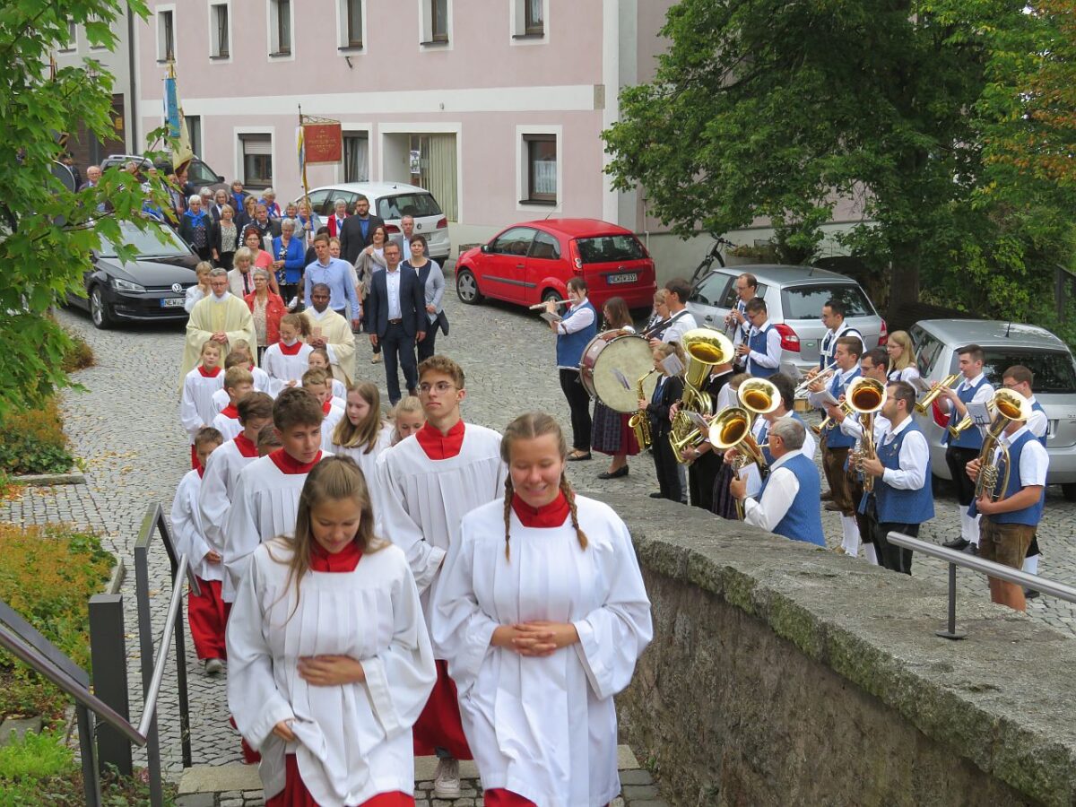 Der feierliche Kirchenzug darf zum Abschied nicht fehlen. Foto: Johann Adam