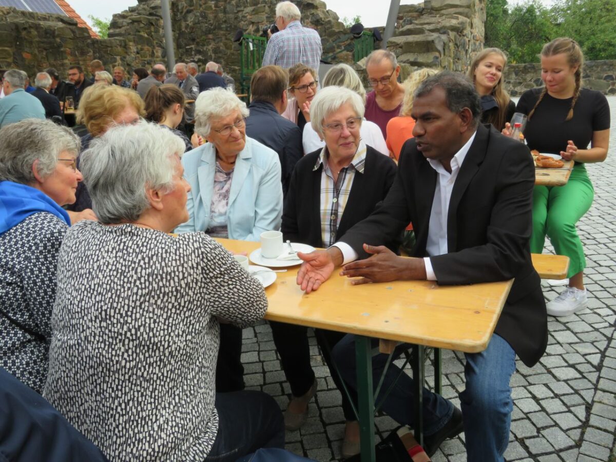 Pfarrer Pennoraj Tharmakkan im angeregtem Gespräch. Foto: Johann Adam