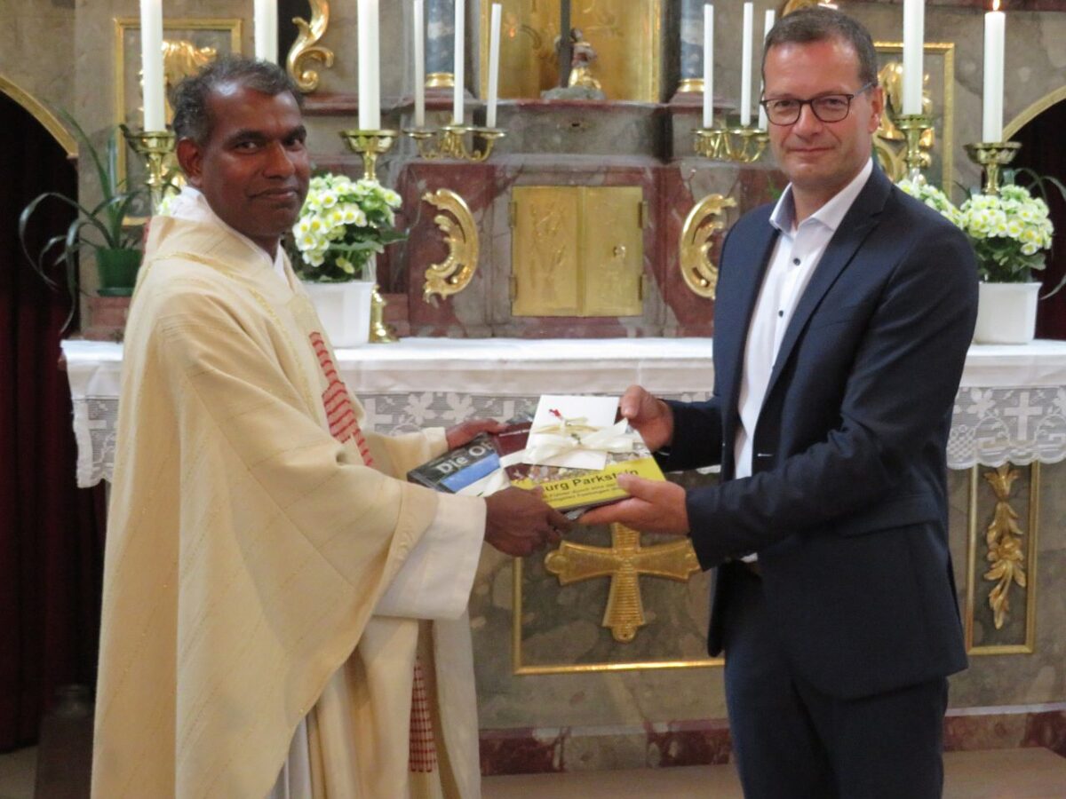 Auch Kirchenpfleger Bernhard Hofmann bedankte sich herzlich für die gemeinsame Arbeit. Foto: Johann Adam