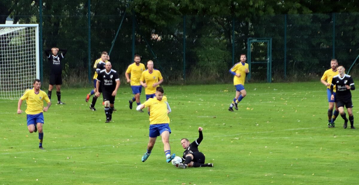Ein kampfbetontes Spiel lieferten sich die SpVgg Neustadt am Kulm und die DJK Ebnath (1:1). Foto: Jürgen Masching