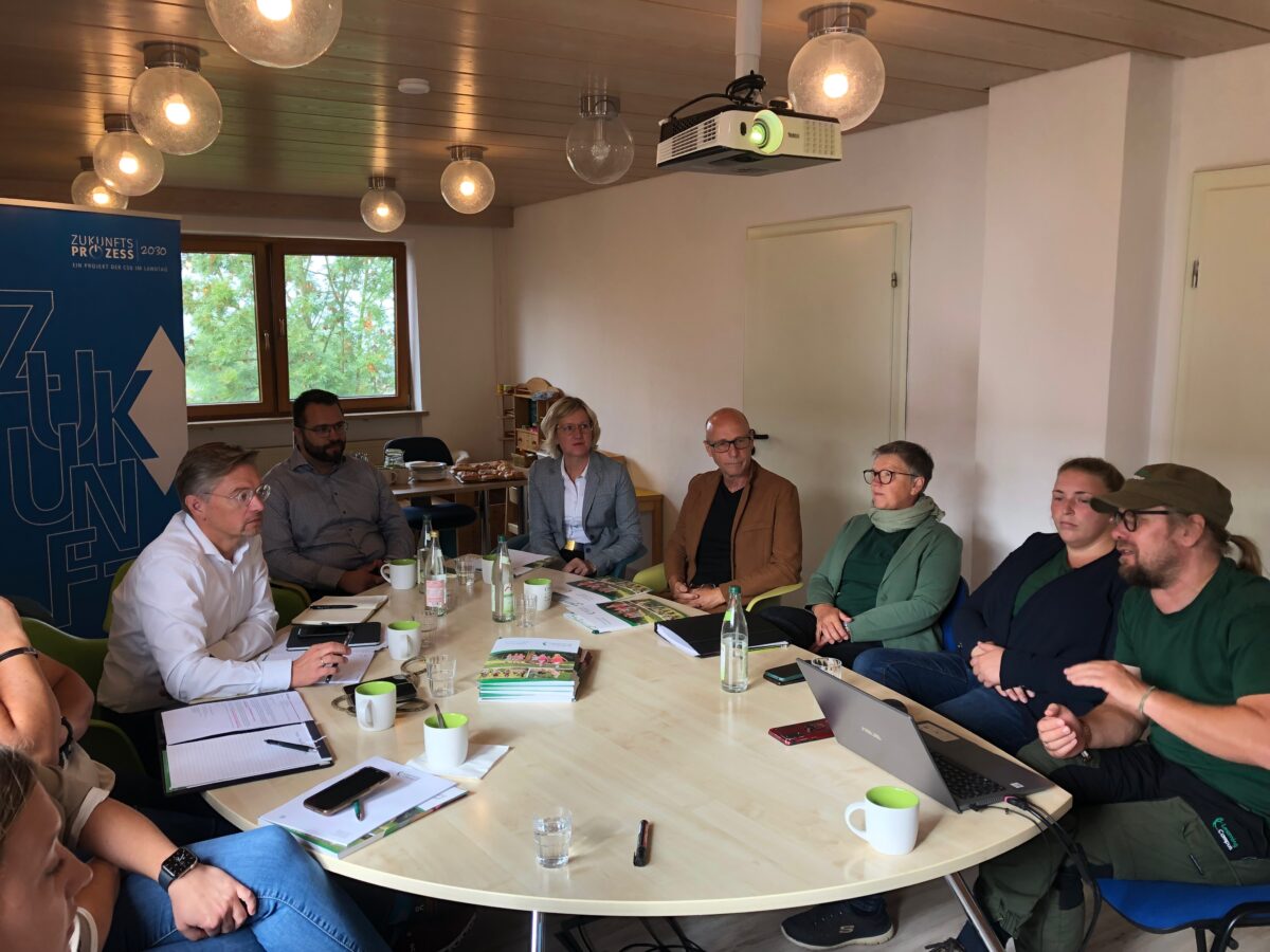 MdL Tobias Reiß, MdL Petra Högel (Mitte), Roland Kusche (Leiter der FAKS Neustadt/WN, Vierter von rechts) und Stephan Müller, Geschäftsführer von Learning Campus, rechts) sind sich einig, dass Fachleute, Kommunen und Politik ins Gespräch kommen müssen. Foto: Büro Tobias Reiß