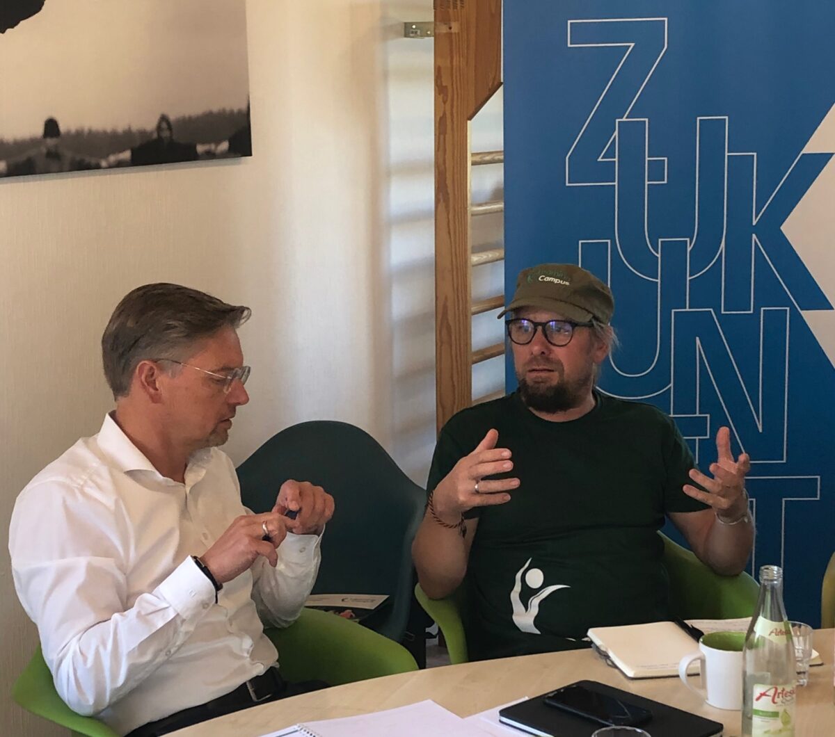 Tobias Reiß (links) und Stephan Müller waren sich einig, dass die Ausbildung sozialer Berufe im ländlichen Raum gestärkt werden müsse. Es wurde die Forderung nach einem Lehrstuhl für Kindheitspädagogik geboren. Foto: Büro Tobias Reiß