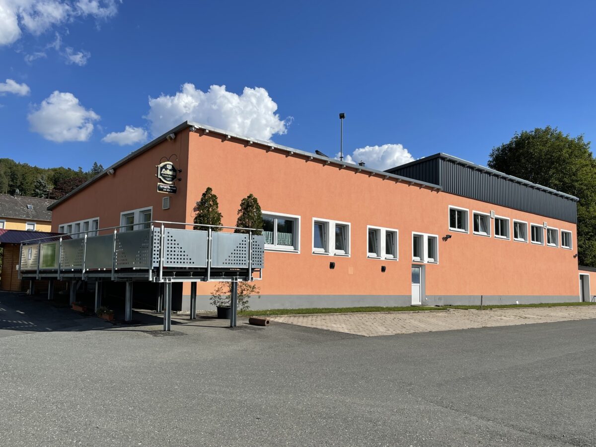Schmuck präsentiert sich das renovierte Vereinsheim der SpVgg Neustadt am Kulm. Foto: SpVgg Neustadt/Kulm