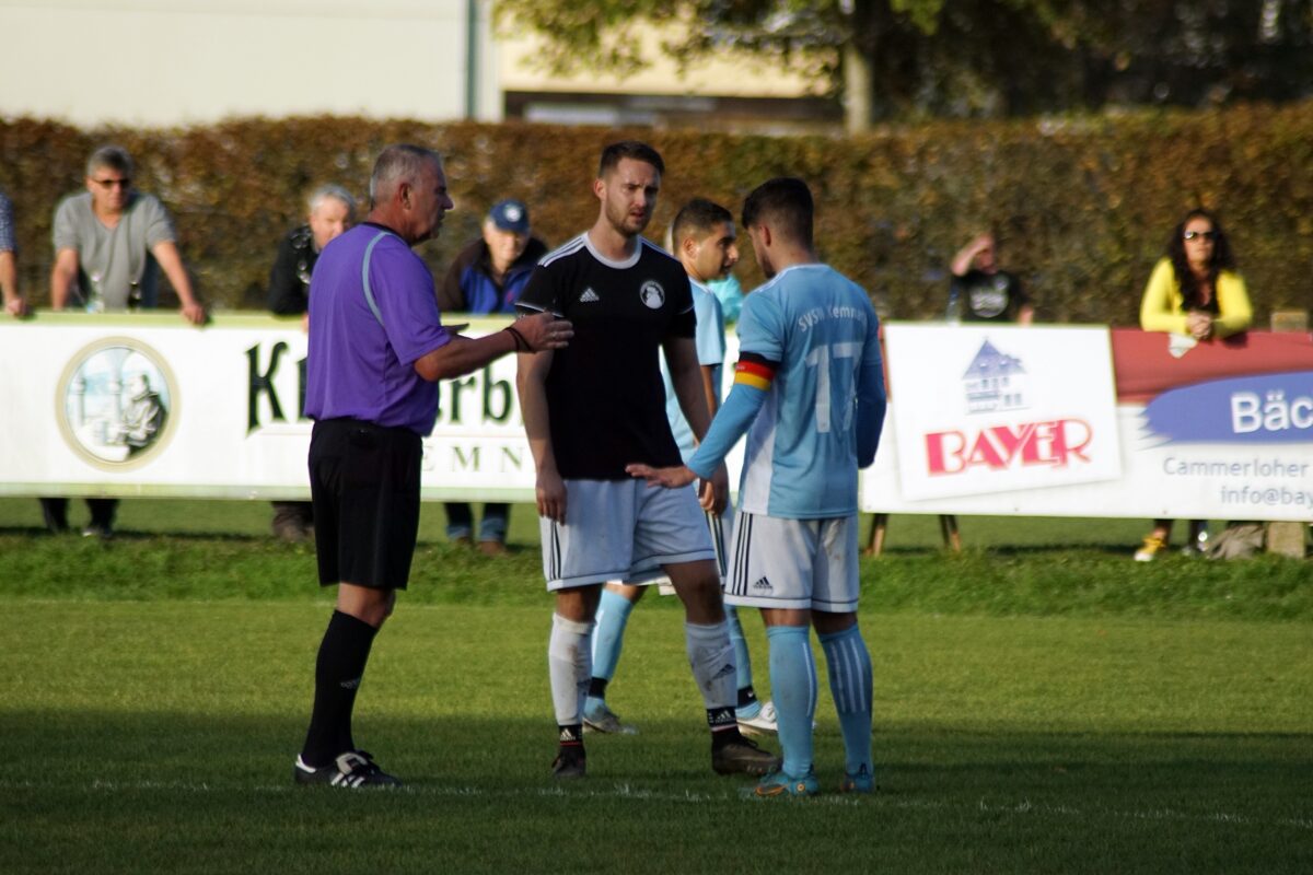 In dem kampfbetonten Spiel musste Schiedsrichter Albert Birner öfter mal schlichten. Foto: Jürgen Masching