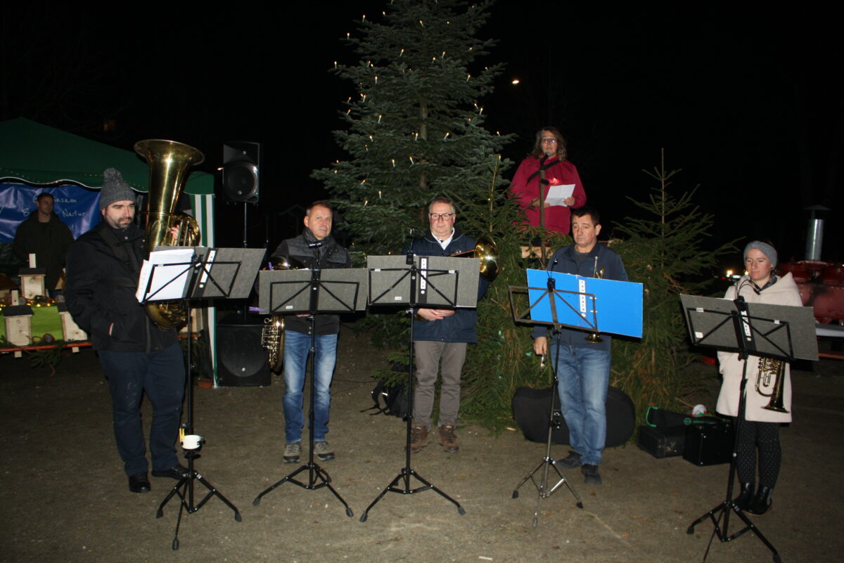 Ihre Ansprache zur Entzündung der Weihnachtsbaumbeleuchtung am Trabitzer Dorfplatz verband Bürgermeisterin Carmen Pepiuk mit Wünschen für eine Neubesinnung auf einen friedlichen und solidarischen Umgang miteinander. Die musikalische Einstimmung übernahm die 