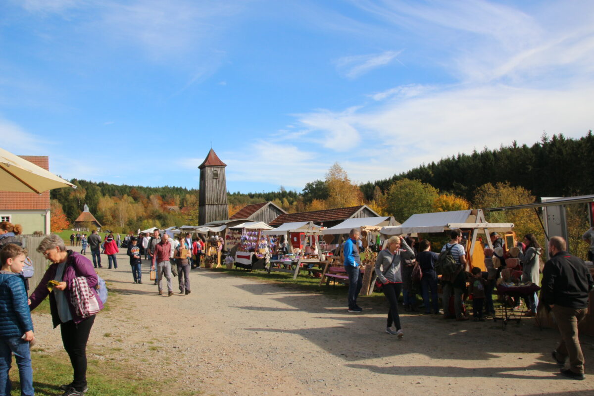 Viele Stände mit tollen Waren stehen für die Besucher bereit. Foto:  Freilandmuseum Oberpfalz