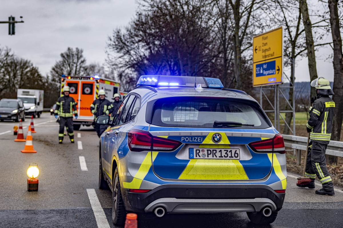 Ein 28-Jähriger übersah einen Mercedes im Kreisverkehr, verursachte damit einen Gesamtschaden von rund 25.000 Euro.