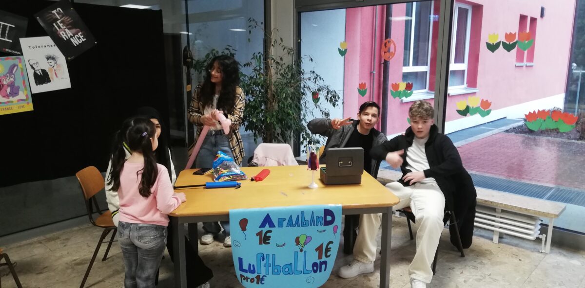 Luftballontier für die Kleinsten beim Tag der offenen Tür in der Mittelschule Altenstadt. Foto: Mittelschule