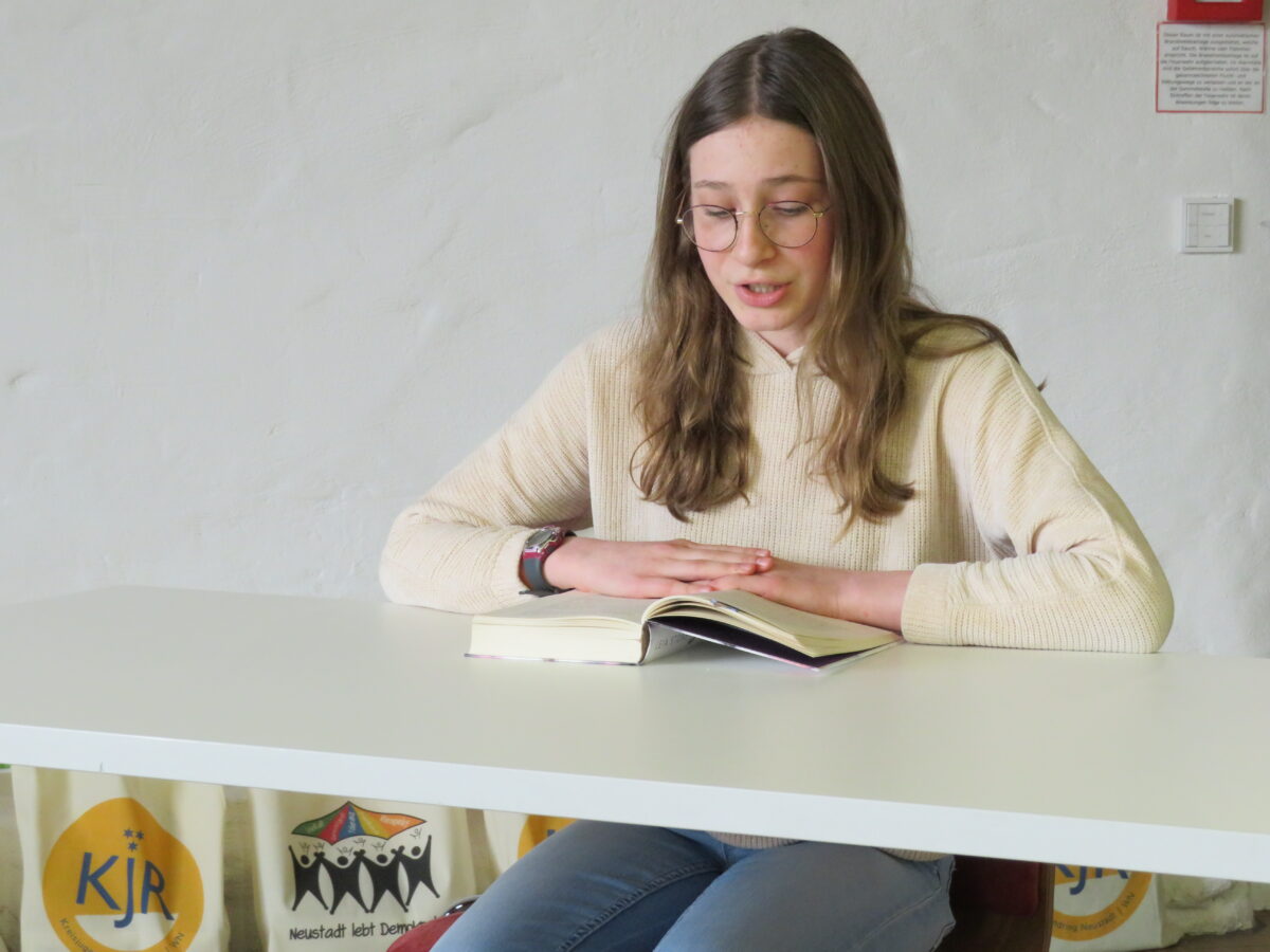 Marie Hartmannsgruber aus Weiden darf sich beste Vorleserin 2023 des Bezirk Oberpfalz nennen. Sie bekam von der Jury 154 Punkte. Foto: Johann Adam