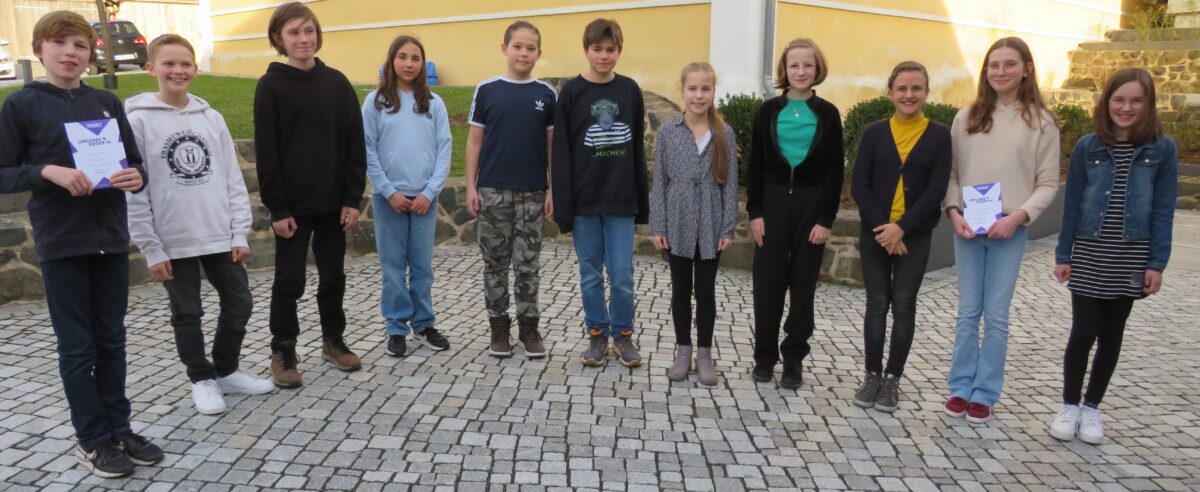 11 Mädchen und Buben zeigten beim Bezirksentscheid des Vorlesewettbewerbs in Parkstein Ihre Lesekünste. Foto: Johann Adam