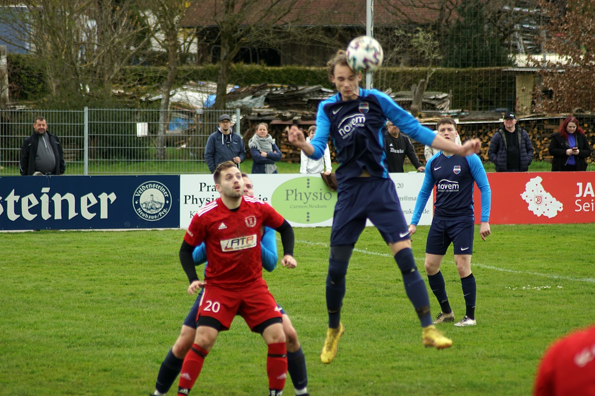 Auf dem Foto köpft der Vorbacher Eric Fastenmeier den Ball in Richtung SC-Tor. Foto: Jürgen Masching