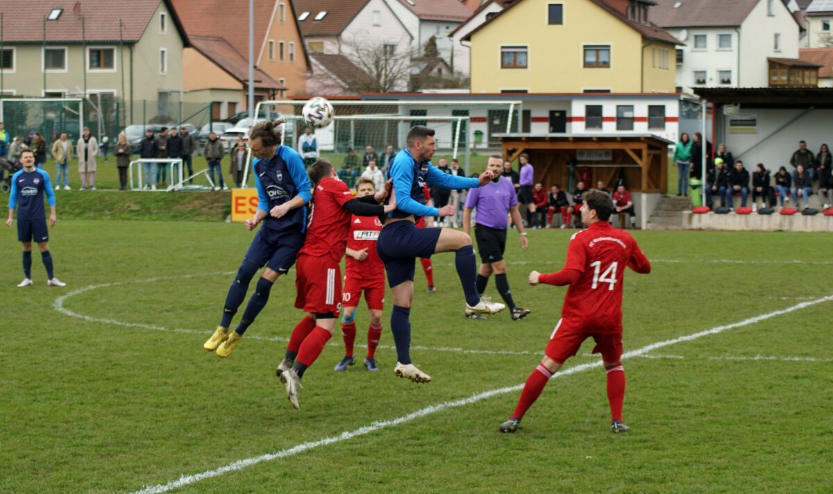 Rassiges Kopfballduell, das schließlich der 
Vorbacher Jonas Fuhrich (links) für sich entschied. Foto: Jürgen Masching