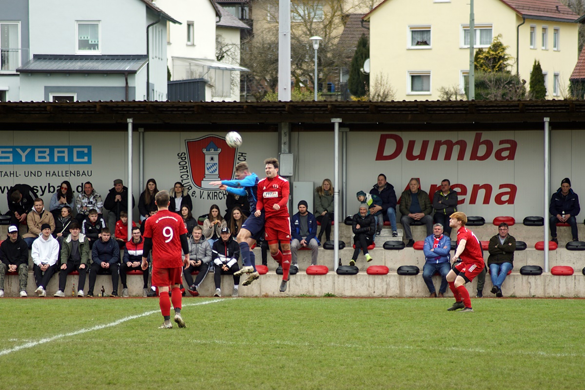 Packende Zweikämpfe kennzeichneten das hochklassige Derby zwischen dem SC Kirchenthumbach und dem FC Vorbach (1:2). Foto: Jürgen Masching