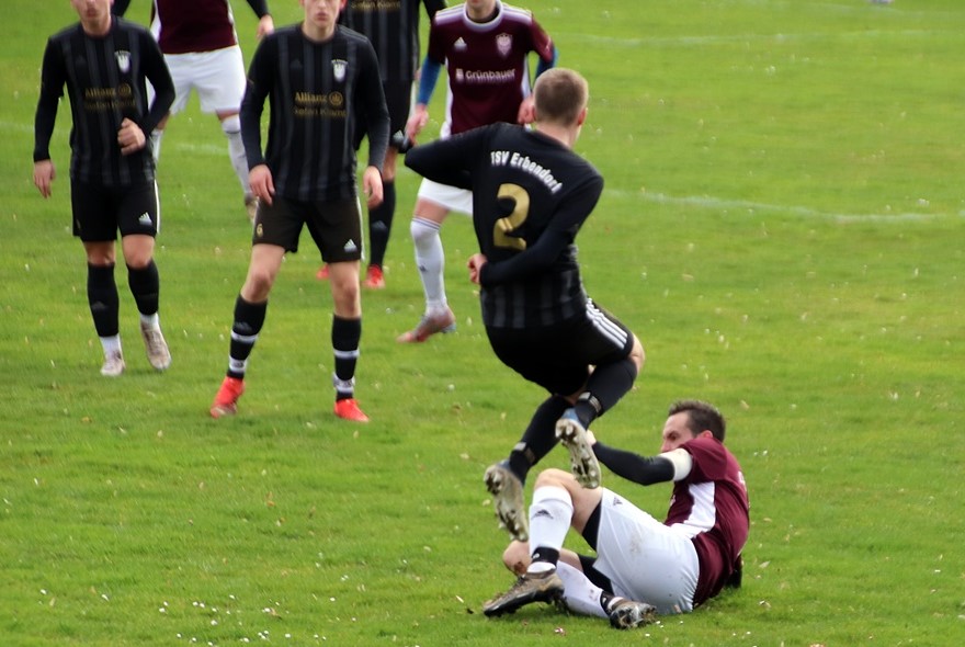 Viele Zweikämpfe bestimmten das Spiel zwischen dem TSV Erbendorf und der DJK Weiden (1:1).  Foto: Jürgen Masching