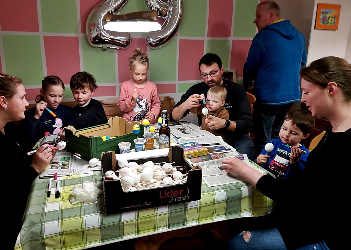 Eier bemalen geht auch noch nach dem Osterfest. Die Kinder der Brandweihersiedler sorgten schon mal für das nächste Jahr vor. Foto: Reinhard Kreuzer 