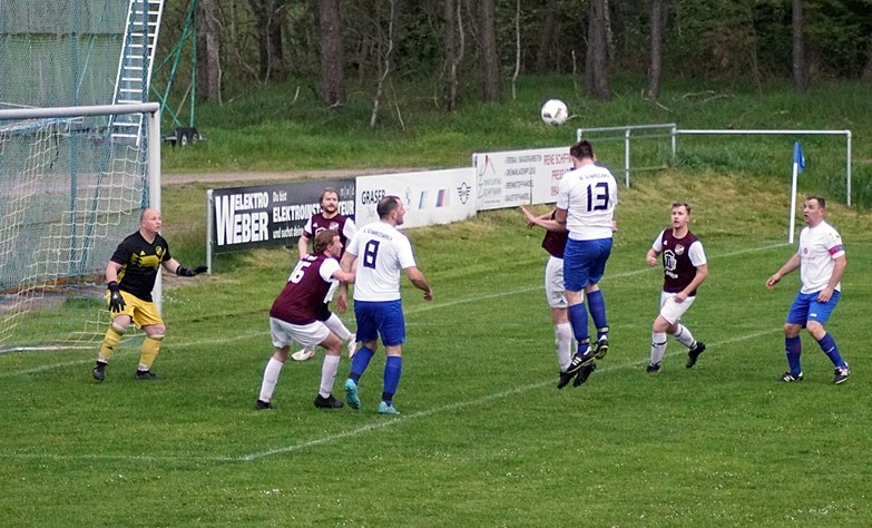 SCV-Torjäger Fabian Waldmann steigt höher als alle Kastler Verteider. Foto: Jürgen Masching