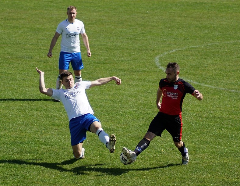 Packende Zweikämpfe prägten das Spiel in Haidenaab. Foto: Jürgen Masching 