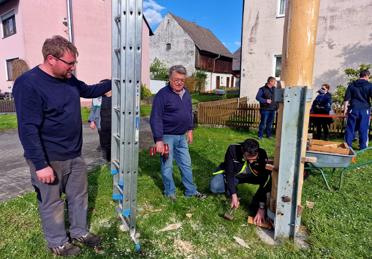 Der Vorsitzende keilte den Baum fachmännisch fest. Foto: Reinhard Kreuzer