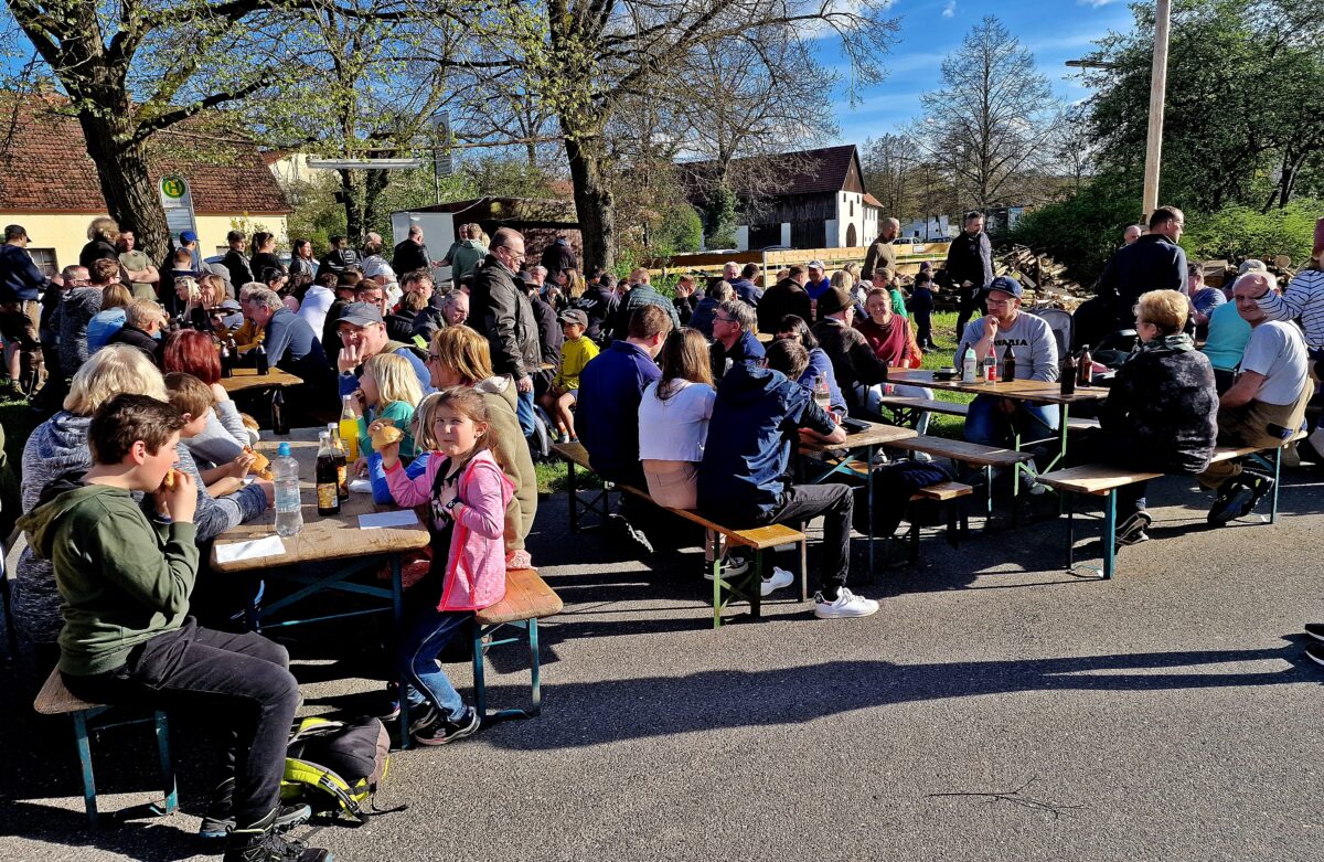 Eine lange Schlange bildete sich schnell an den Grillspezialitäten, die letztendlich dann auch ausverkauft waren. Foto: Reinhard Kreuzer