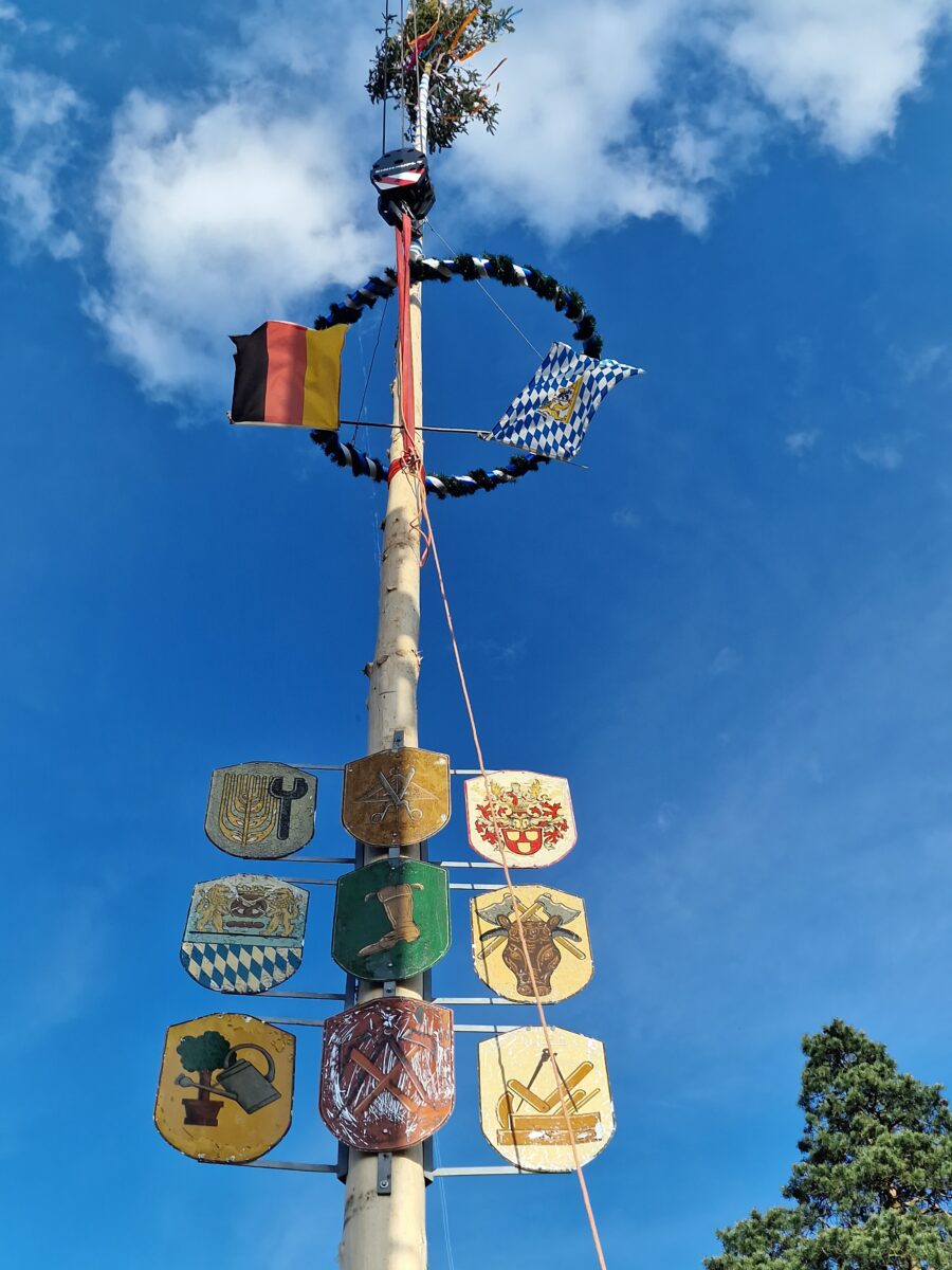 Ein Blick in den Himmel zur Krone. Zuvor hatten die Helfer noch die Tafeln mit den Zunftzeichen der beheimateten Handwerker und der Vereine angeschraubt. Foto: Reinhard Kreuzer