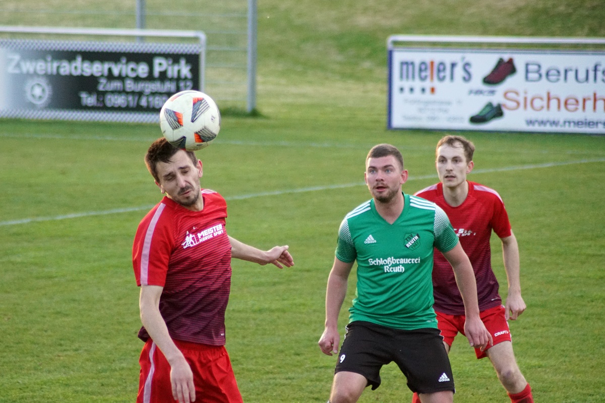 Meist im Mittelfeld spielte sich das Relegationsspiel zwischen dem TSV Reuth und dem TuS-WE Hirschau ab. Am Ende siegte die glücklichere Mannschaft. Fotos: Jürgen Masching 