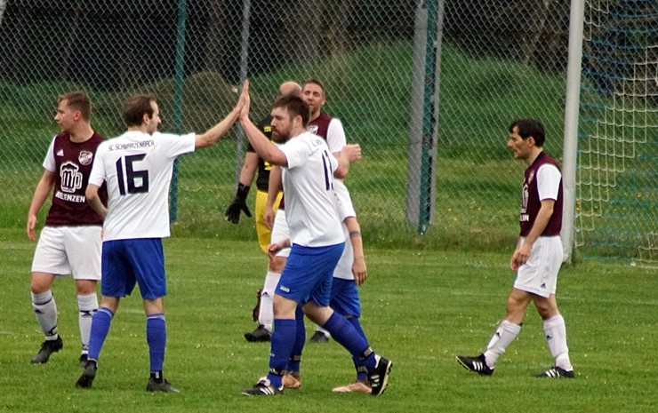 Jubel nach dem Führungstreffer beim SC Schwarzenbach. Foto: Jürgen Masching