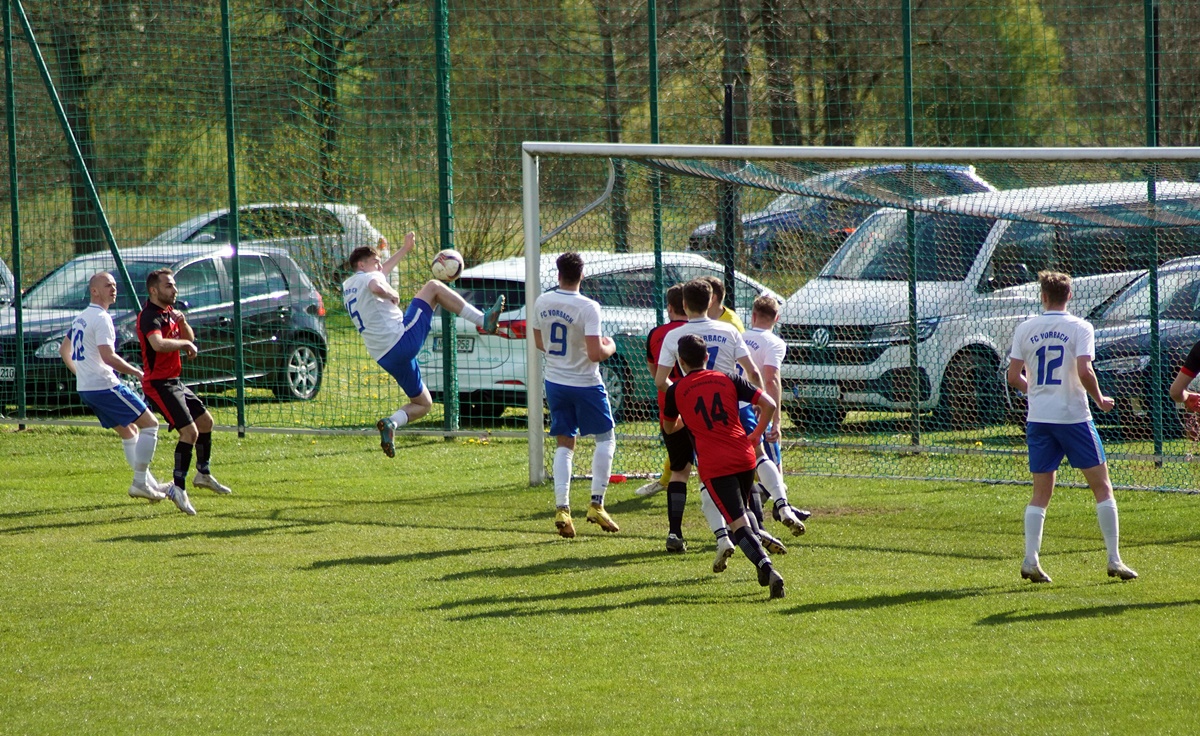 Akrobatisch klärt in dieser Szene der Vorbacher Lukas Wiesnet. Foto: Jürgen Masching