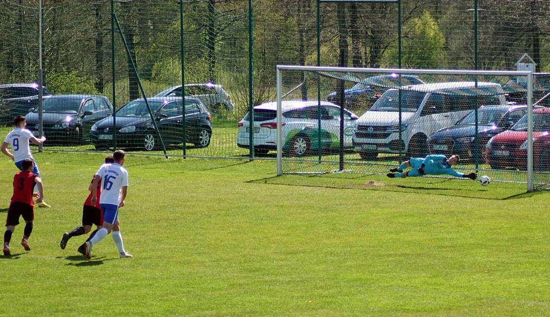 Zu platziert für ASV-Keeper Christian Reiß war der von FC-Angreifer Jonas Heindl verwandelte Elfmeter zum 0:1. Foto: Jürgen Masching